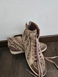 sneakers alte della marca Guess