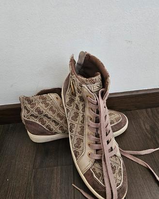 sneakers alte della marca Guess