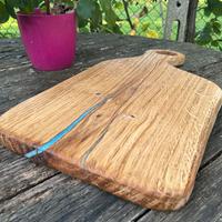 Tagliere artigianale in rovere con resina azzurra