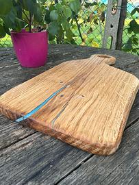 Tagliere artigianale in rovere con resina azzurra