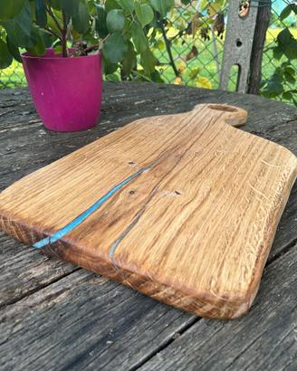 Tagliere artigianale in rovere con resina azzurra