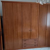 Armadio a 6 ante  non presenta difetti