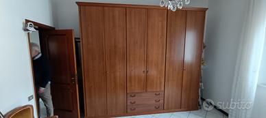 Armadio a 6 ante  non presenta difetti