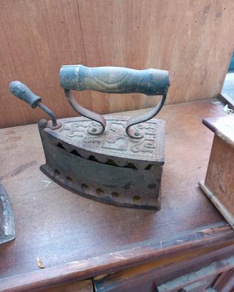 ferro da stiro d epoca è macina caffè 