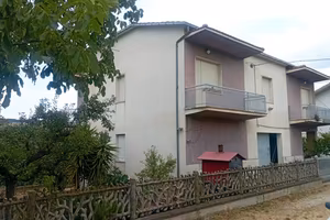 Casa indipendente con ampio giardino