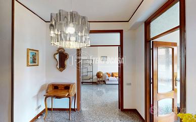 Appartamento con accesso indipendente, corte e box