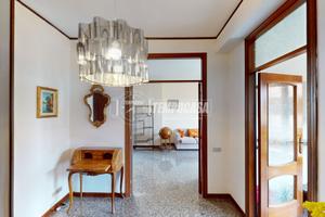 Appartamento con accesso indipendente, corte e box