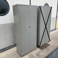 Armadio in ferro a 2 ante con ripiani