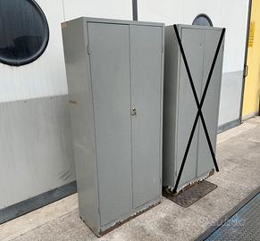 Armadio in ferro a 2 ante con ripiani