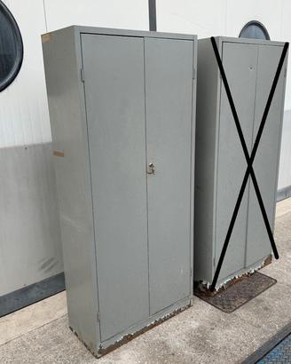Armadio in ferro a 2 ante con ripiani