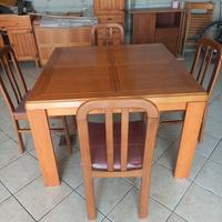 Tavolo in legno con 4 sedie