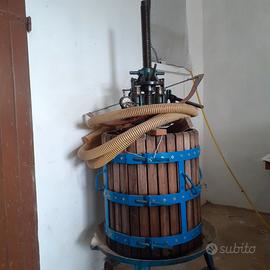 Torchio idraulico per la pigiatura del mosto