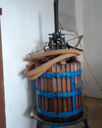 Torchio idraulico per la pigiatura del mosto