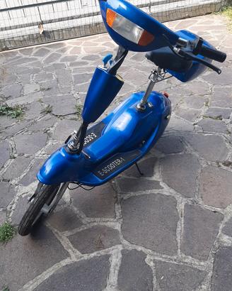 Mini scooter elettrico giocattolo