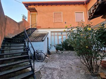Casa singola bilivelli con cortile