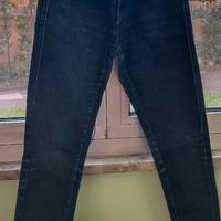 jeans attillati in denim resistente 