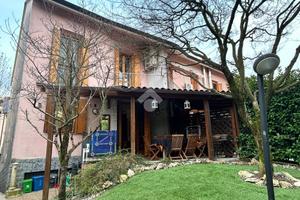 VILLA A SCHIERA A SOLARO