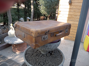 Valigia antica di cartone