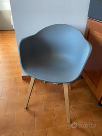 4 Sedie in polipropilene con gambe in legno