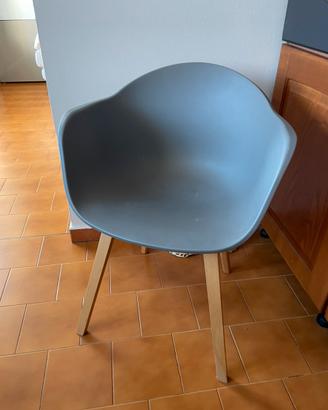 4 Sedie in polipropilene con gambe in legno