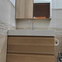 Mobile lavabo Ikea con lavandino e pensile