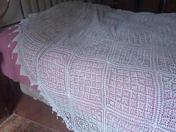copriletto antico anni 50/60 fatto a mano a filet 