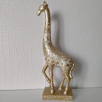 Giraffa dorata in resina