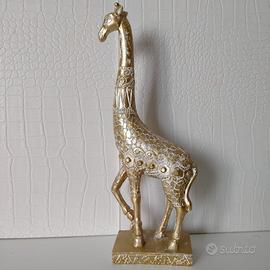 Giraffa dorata in resina