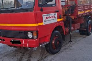 Autocarro ribaltabile posteriore con gru