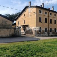 CASCINA IMMERSA NEL VERDE IDEALE PER NUOVE UNITA'