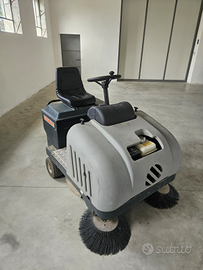 Spazzatrice uomo a bordo