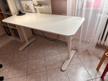 Scrivania IKEA bianca (mod. Bekant) -pari al nuovo