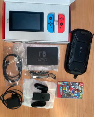 Nintendo Switch con gioco e custodia