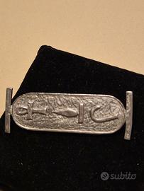 Spilla d' argento ispirata all'arte egizia