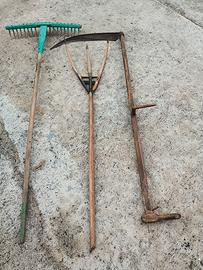 falce, rastrello,forca,in legno.