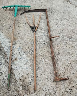 falce, rastrello,forca,in legno.