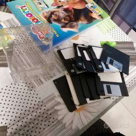 Scatola plastica con 12 floppy