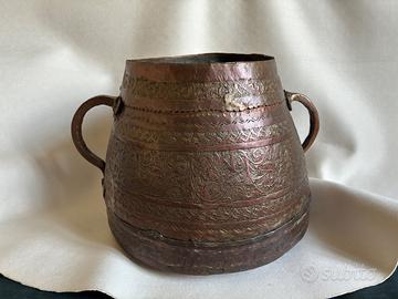 Vaso antico con manici in rame