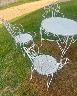 Tavolo e sedie in ferro da giardino