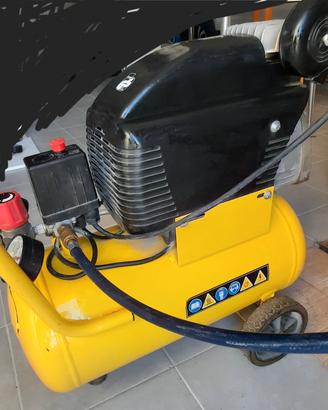 Compressore Stanley 24 litri con motore da 2 KP