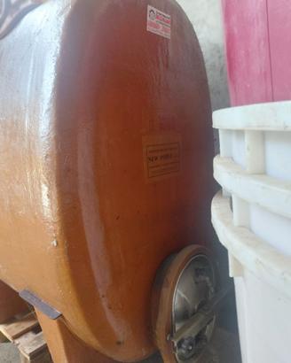 Botti di vino più tutta l'attrezzatura da vino
