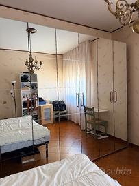 Armadio in legno di ciliegio 8 ante con specchio