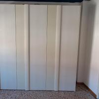Armadio tre ante di colore bianco