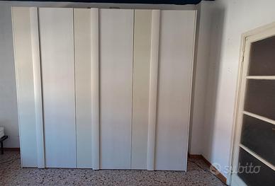 Armadio tre ante di colore bianco