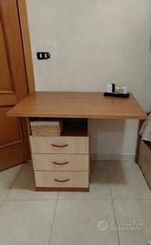 Scrivania compatta con cassetti