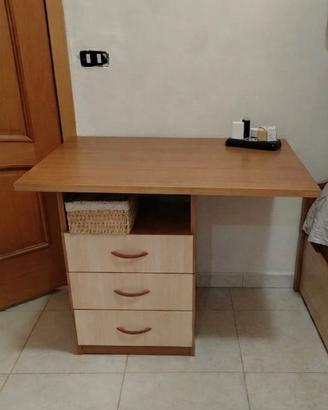 Scrivania compatta con cassetti