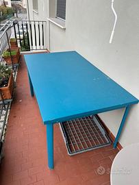 Tavolo in metallo azzurro