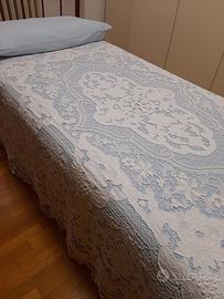 Copriletto in lino ricamato con inserti in pizzo