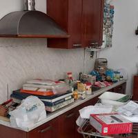 Cucina con elettrodomestici in discrete condizioni