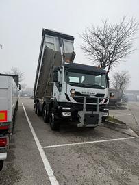 Autocarro IVECO TRAKKER 500 8X4 ribaltabile